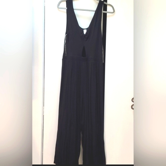 Black Flowy Wide leg women's Pantsuit Jumper W/ Cutout Front Sz.LARGE - Picture 3 of 3